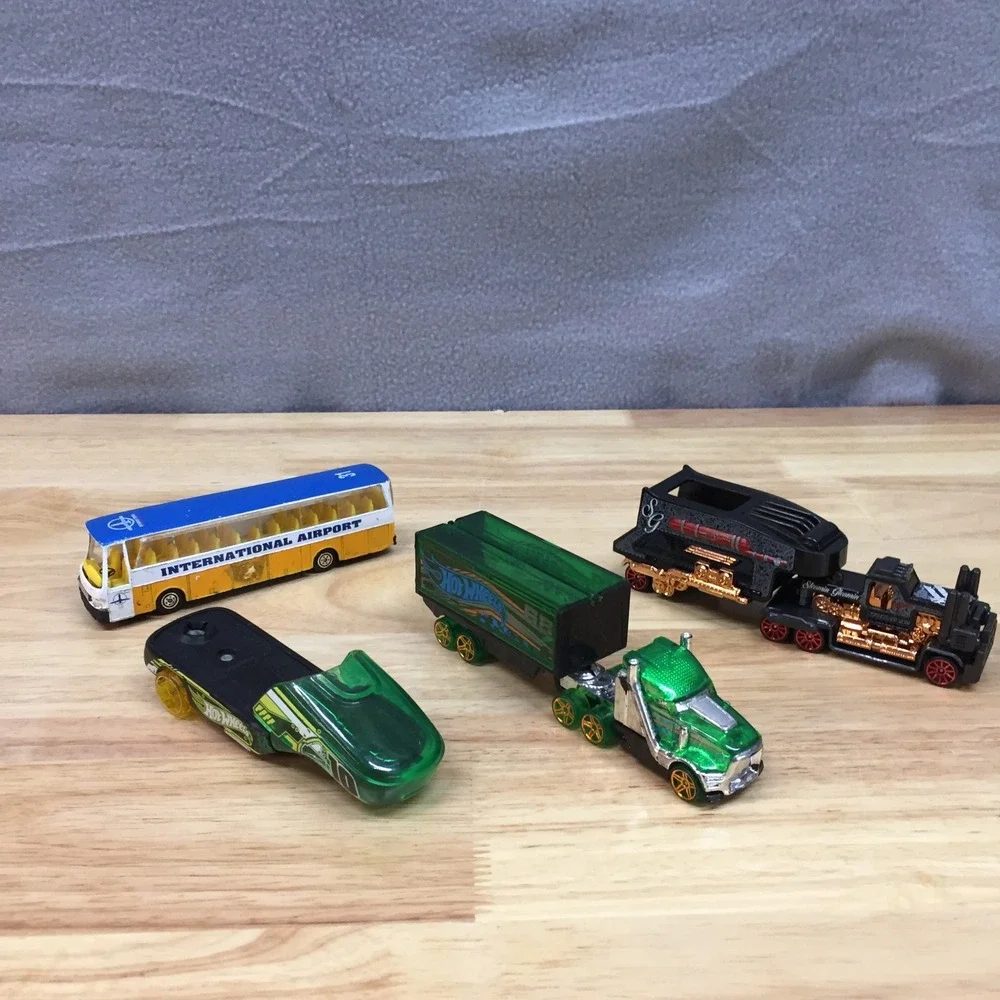 Hot‎ Wheels Diecast Lot Steamin Gleamin Semi Truck International Airport Bus 4pc